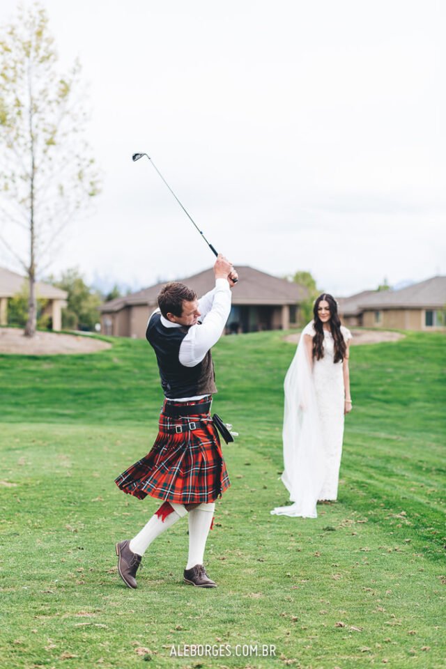 noivo vestindo kilt (saia tradicional irlandesa) e jogando golf